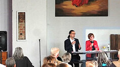 Foto: Petra Thiemann präsentiert Ergebnisse der Enquete-Kommission vor Publikum