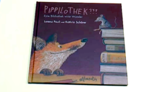 Zeichnung auf einem Buchcover: Ein Fuchs, ein Bücherstapel, ein Maus, die darauf sitzt.