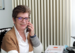 Frau am Telefon