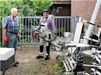 Zwei Männer beim Schrott sortieren