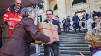 Hanna Naber und Hannes Wendler bei der Paketübergabe vor dem Landtag