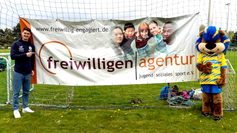 Junge Menschen mit Banner der Freiwilligenagentur / soulmedia