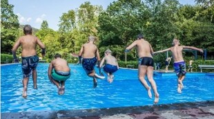 Gemeinsamer Sprung ins kühle Nass
