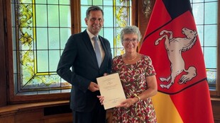 Präsidentin a.D. Ina Janhsen wurde von Ministerpräsident Olaf Lies mit dem „Verdienstkreuz am Bande“ ausgezeichnet.