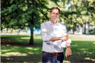 Ministerpräsident Lies krempelt die Ärmel hoch