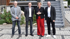 Gruppenbild mit Ministerin vor Akademie des Sports