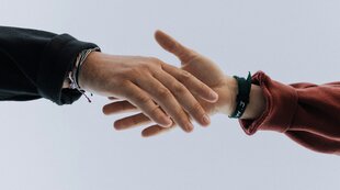 Hand reichen Hand reichen