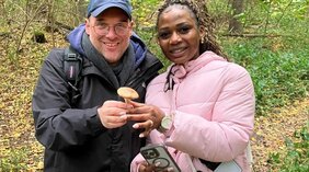 Pilzsammelnde mit Erfolg