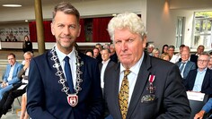 Oberbürgermeister Dennis Weilmann (links) mit Martin Weller bei der Verdienstordenverleihung. Foto: Stadt Wolfsburg