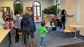 Frauenpower in der Bibliothek