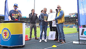 Foto: Preisübergabe an das Team der Freiwilligenagentur