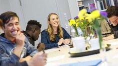 Eine Freiwillige gibt Sprachförderunterricht in Deutsch. Foto Thorsten Volkmer