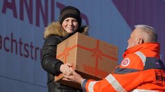 Kind nimmt Paket für Ukraine entgegen