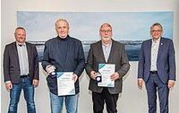 Foto: Vier Personen in einer Reihe