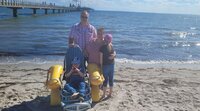 Tino mit Familie an der Seebrücke