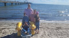 Tino mit Familie an der Seebrücke