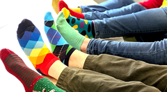 Bunte Socken und Füße
