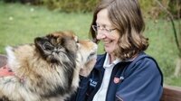 Malteser Besuchshund besucht ältere Frau