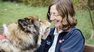 Malteser Besuchshund besucht ältere Frau