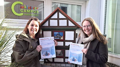 Zwei Frauen halten Wunschzettel in die Kamera