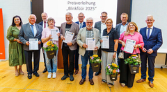 Gruppe von Geehrten hält Urkunden_Copyright J_Brambowitz 2025