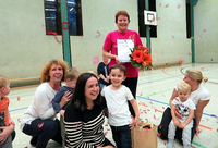 Menschengruppe in Sporthalle