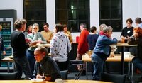 Foto: Menschen in Gesprächen