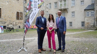 Luden zum Ehrenamtsfest ins Schloss Wolfsburg: Oberbürgermeister Dennis Weilmann, Dora Balistreri (Leiterin der Stabsstelle Ehrenamt) und Stefan Gratzfeld, Vorstandsvorsitzender der Sparkasse Celle-Gifhorn-Wolfsburg. Foto: Stadt Wolfsburg