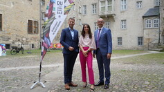 Luden zum Ehrenamtsfest ins Schloss Wolfsburg: Oberbürgermeister Dennis Weilmann, Dora Balistreri (Leiterin der Stabsstelle Ehrenamt) und Stefan Gratzfeld, Vorstandsvorsitzender der Sparkasse Celle-Gifhorn-Wolfsburg. Foto: Stadt Wolfsburg
