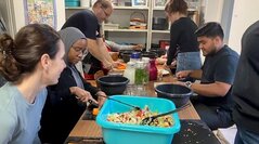 Menschen beim Kochen