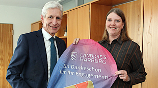 Den Einsatz der vielen Ehrenamtlichen würdigen Landrat Rainer Rempe und Ehrenamtsbeauftragte Birthe Gutjahr. Den Einsatz der vielen Ehrenamtlichen würdigen Landrat Rainer Rempe und Ehrenamtsbeauftragte Birthe Gutjahr.