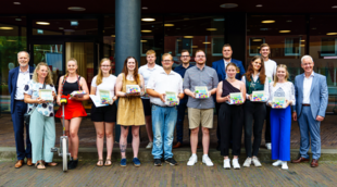 Gruppenbild der Gewinnerinnen und Gewinner des Preises