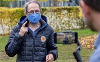 Person filmt andere Person in Neuerkerode mit dem Smartphone