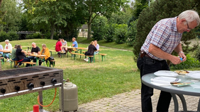 220824 Gruppe grillt im Garten des Kompetenzzentrums