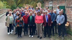 Die geehrten Ehrenamtlichen zusammen mit Landrat Marco Prietz, Sandra Pragmann und Gerlinde Wozniak von der Servicestelle Ehrenamt und Vertreterinnen und Vertretern aus der Politik.
