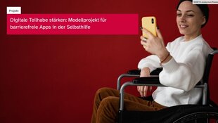 Frau im Rollstuhl schaut auf Handy