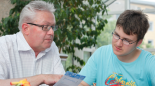 Ausbildungspate, der einem Schüler etwas erklärt