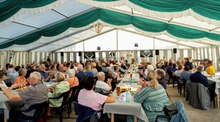 Menschen im Festzelt