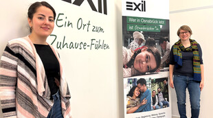 Alejandra Bedoya (l.) und Lara Benteler (r.) von Exil e.V. möchten mit dem Projekt „Vielfältig engagiert“ neue Zugänge zum Ehrenamt für Menschen mit Flucht- und Migrationserfahrung schaffen. Foto: Exil e.V./Sara Josef