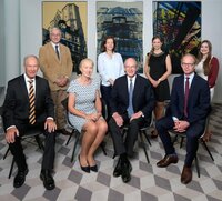 Die Richard Borek Stiftung: (von links) Dr. Gert Hoffmann, Dr. Bernd Wedemeyer, Erika Borek, Andrea Naumann, Richard Borek III., Kristin Torka, Richard Borek IV., Nora Bendewald. Foto: RBS/Claudia Taylor