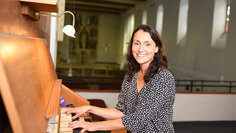 Schirin Christoleit an der Orgel