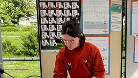 Junge Frau am Messestand