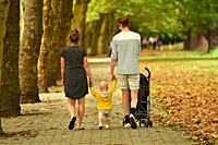 Junge Familie beim Spaziergang