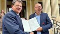 Minister Philippi überreicht Johannes Schmidt das Bundesverdienstkreuz