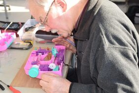 Mann repariert Elektronik