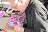 Mann repariert Elektronik