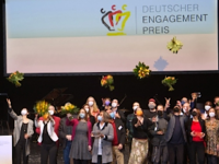 Foto: Menschengruppe auf Bühne