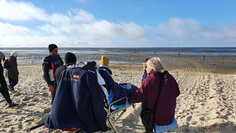 Foto: Betreuer mit Andreas am Strand von Cuxhaven