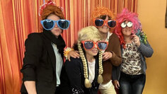 Verkleidung für Fotobox-Foto beim Caritas-Sommerfest 2024