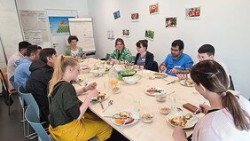 Gemeinsames Kochen und Essen bei der Qualifizierung ehrenamtlicher Integrationslotsen